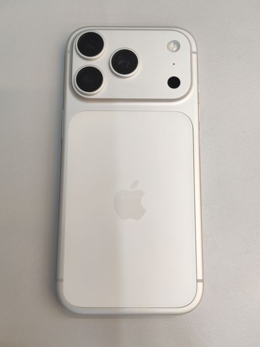 Apple iPhone 17 Pro — photo 2 of 10