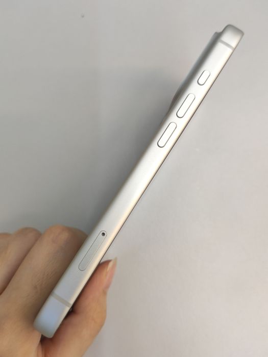 Apple iPhone 17 Pro — photo 3 of 10