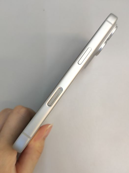 Apple iPhone 17 Pro — photo 4 of 10