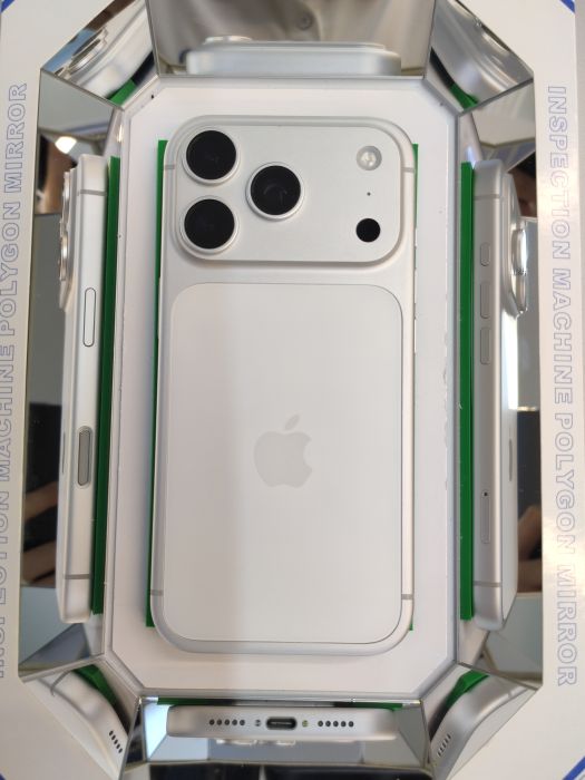 Apple iPhone 17 Pro — photo 10 of 10