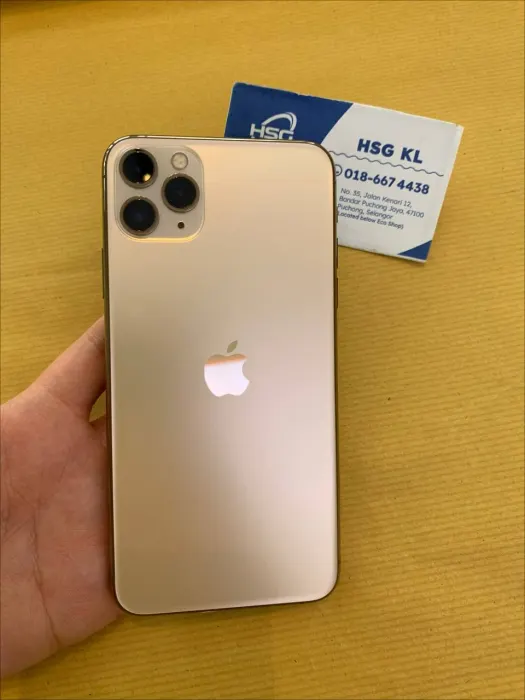 Apple iPhone 11 Pro Max — photo 1 of 8
