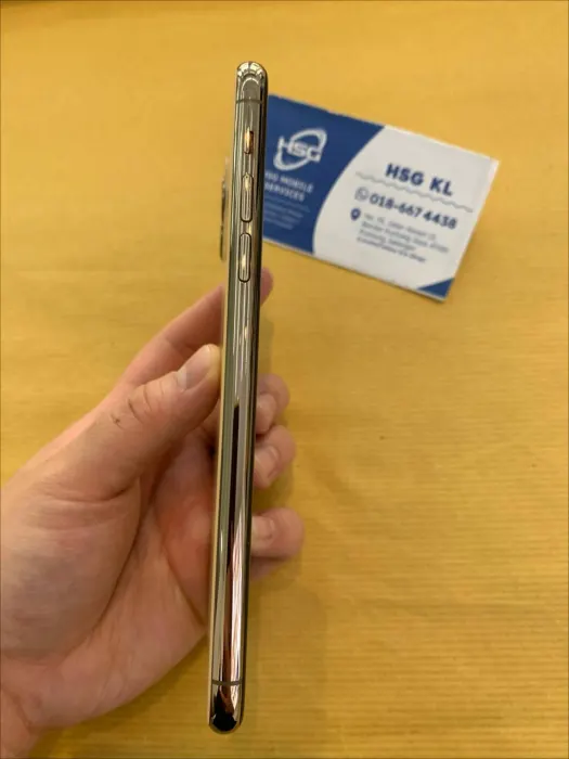 Apple iPhone 11 Pro Max — photo 2 of 8