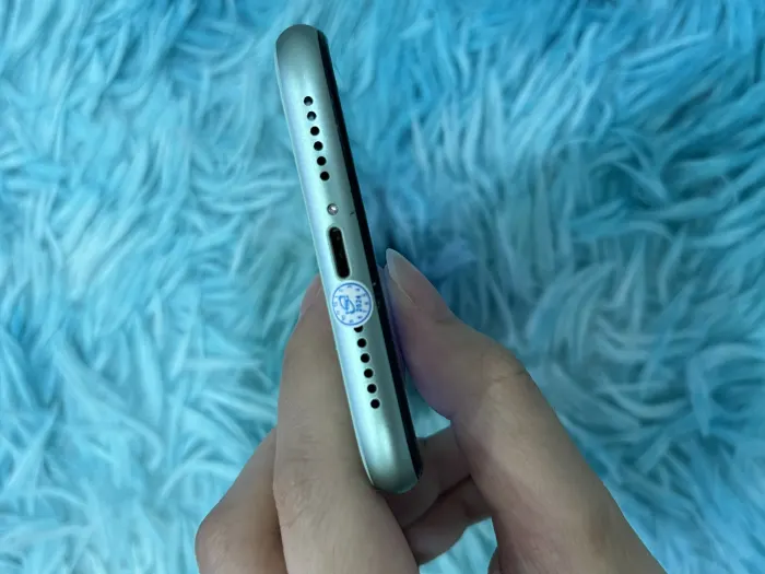 Apple iPhone 11 — photo 5 of 10