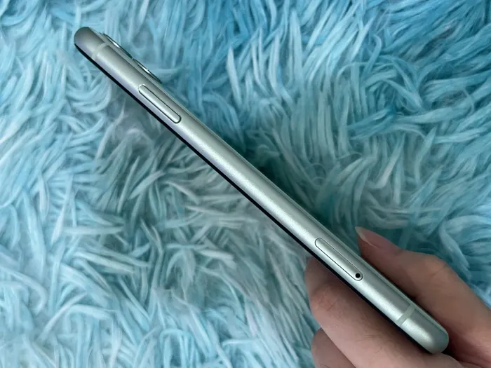 Apple iPhone 11 — photo 6 of 10