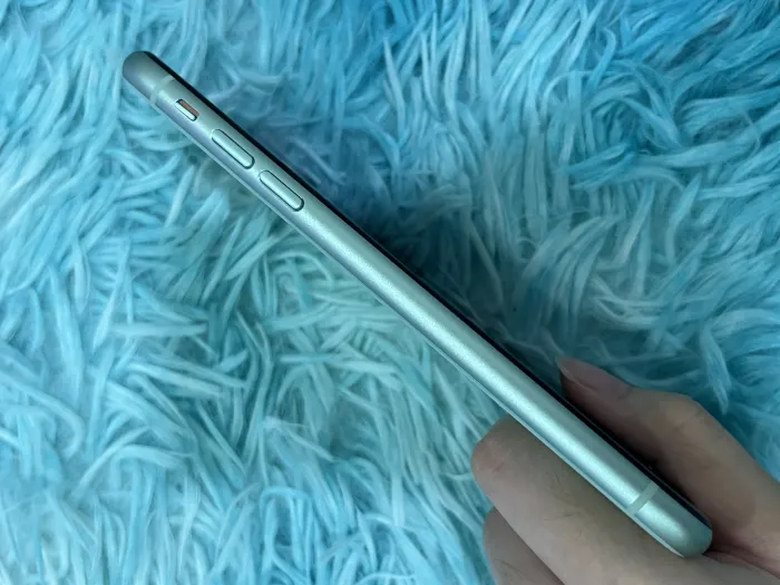 Apple iPhone 11 — photo 7 of 10