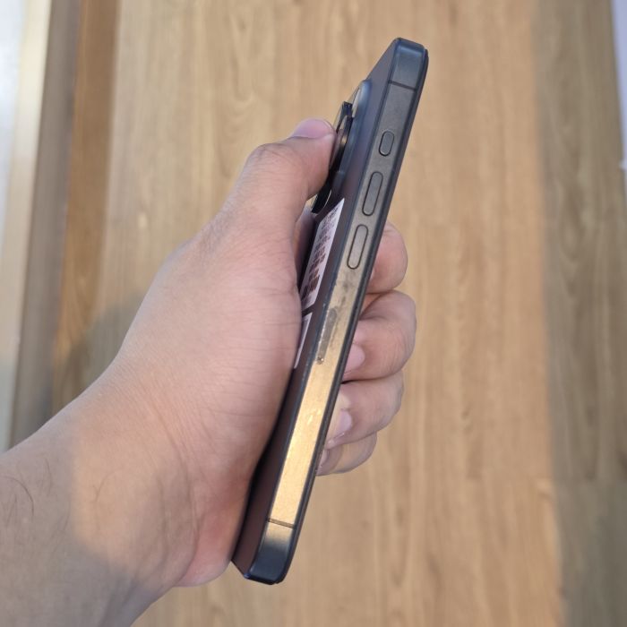 Apple iPhone 15 Pro — photo 2 of 8