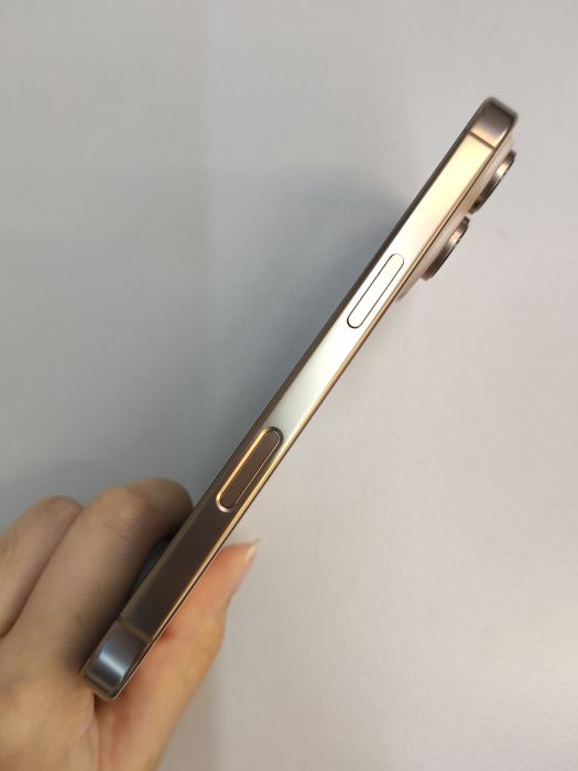 Apple iPhone 16 Pro — photo 6 of 10