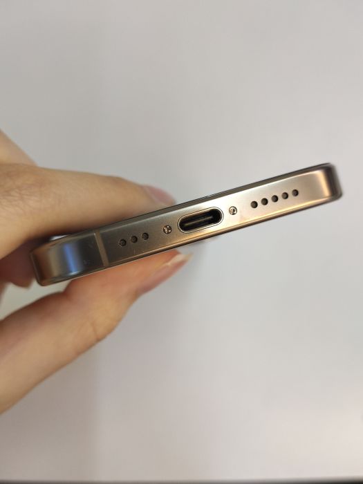 Apple iPhone 16 Pro — photo 7 of 10