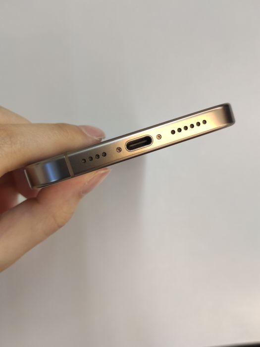 Apple iPhone 16 Pro Max — photo 5 of 8