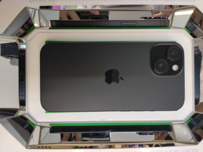 Apple iPhone 15 — photo 2 of 10