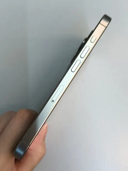 Apple iPhone 15 Pro — photo 4 of 10