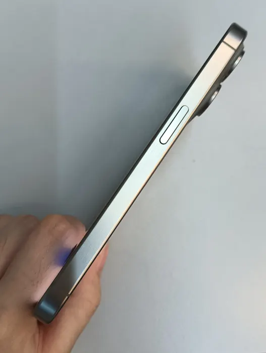 Apple iPhone 15 Pro — photo 5 of 10