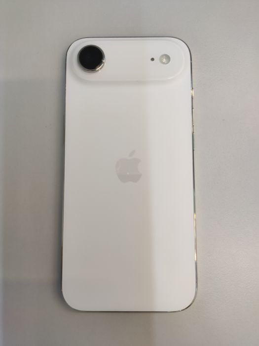 Apple iPhone Air — photo 2 of 8