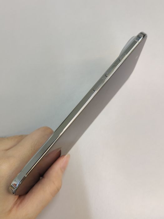 Apple iPhone Air — photo 3 of 8