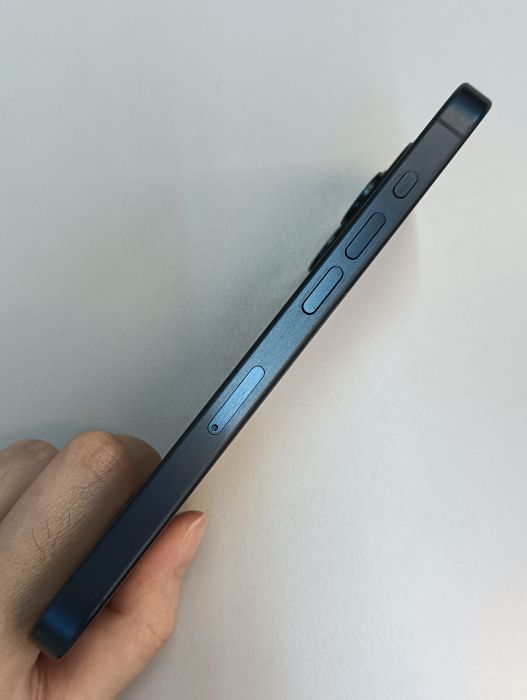 Apple iPhone 15 Pro — photo 2 of 8