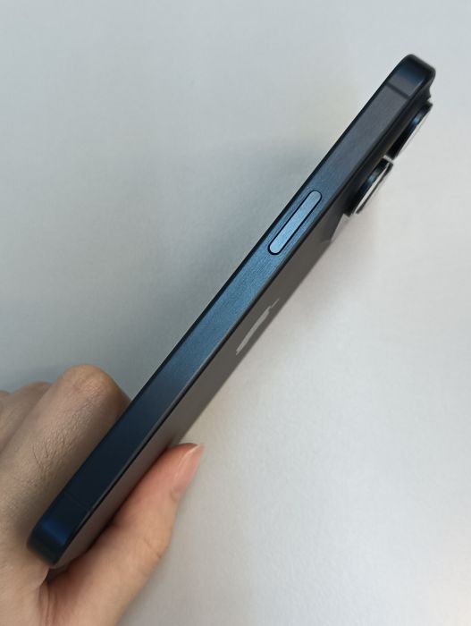 Apple iPhone 15 Pro — photo 3 of 8