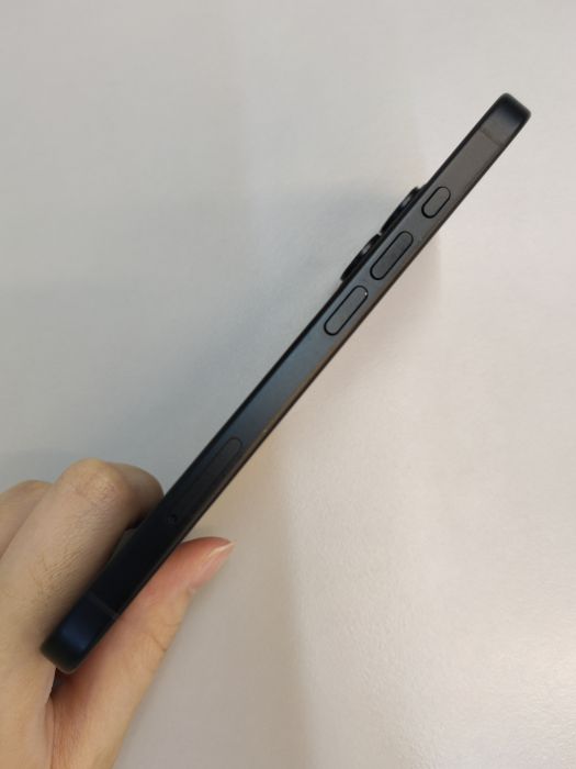 Apple iPhone 16 — photo 3 of 8