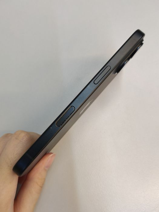 Apple iPhone 16 — photo 4 of 8