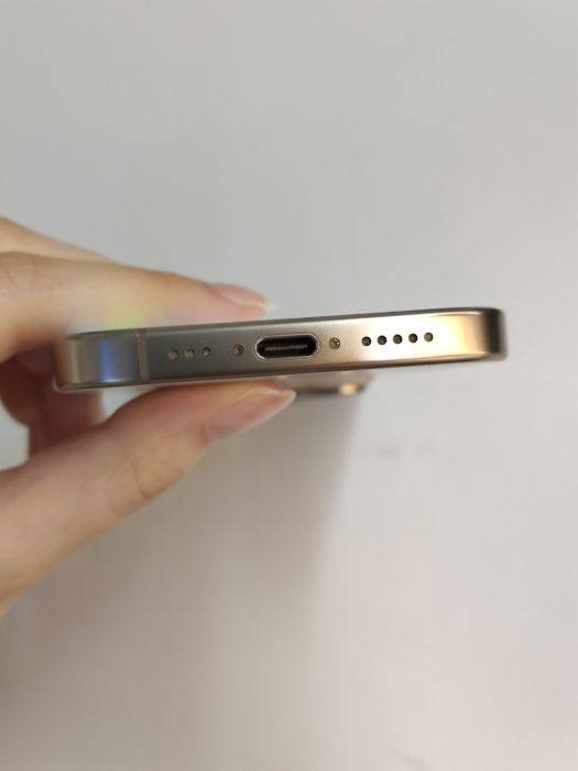 Apple iPhone 16 Pro — photo 5 of 8