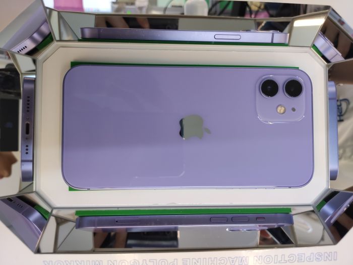 Apple iPhone 12 — photo 2 of 10