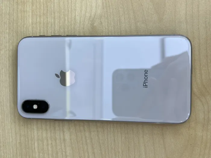 Apple iPhone X — photo 2 of 10