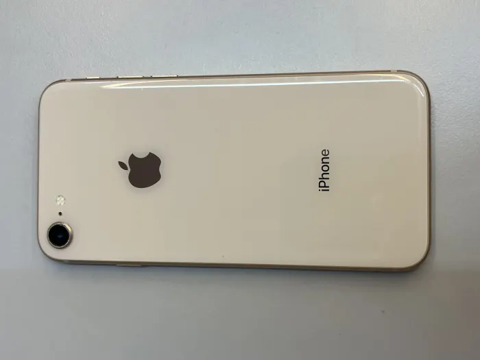 Apple iPhone 8 — photo 1 of 10