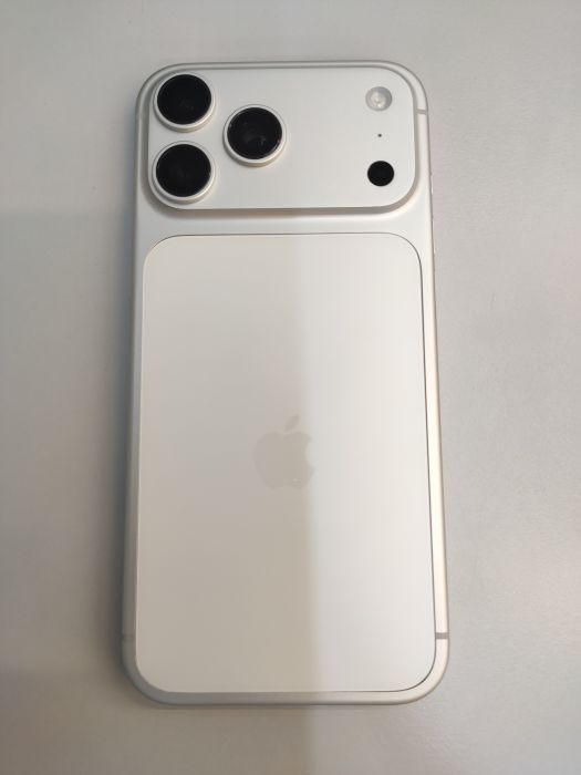 Apple iPhone 17 Pro Max — photo 2 of 11