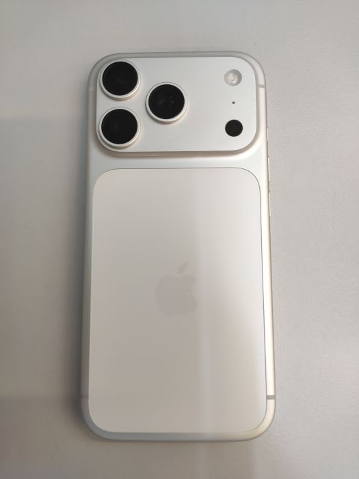 Apple iPhone 17 Pro — photo 2 of 10