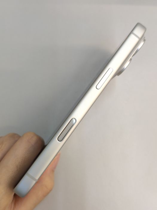Apple iPhone 17 Pro — photo 4 of 10