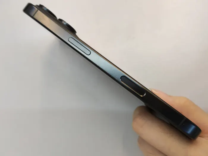 Apple iPhone 16 Pro — photo 6 of 10