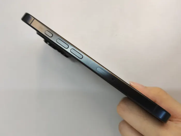 Apple iPhone 16 Pro — photo 7 of 10