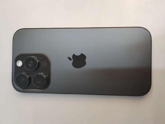 Apple iPhone 16 Pro — photo 8 of 10