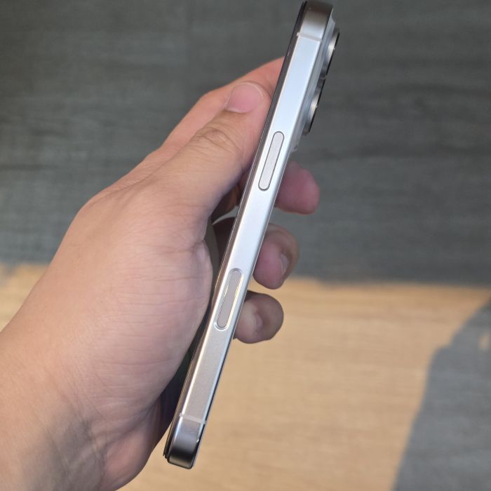 Apple iPhone 16 Pro — photo 2 of 8