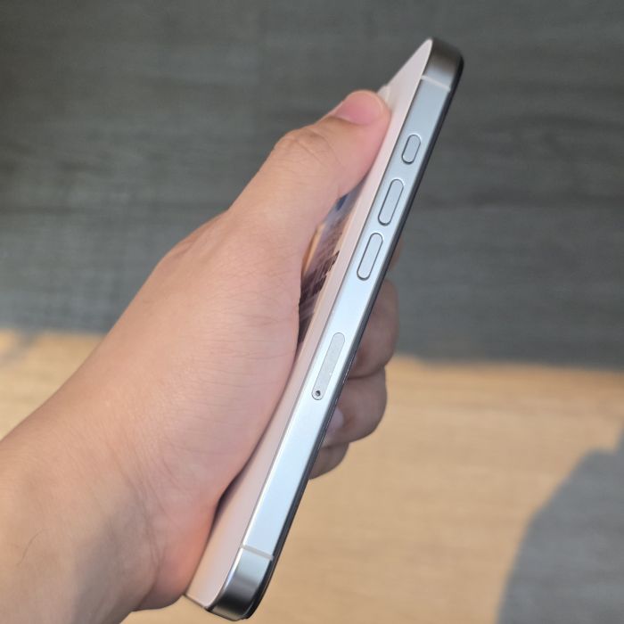 Apple iPhone 16 Pro — photo 3 of 8