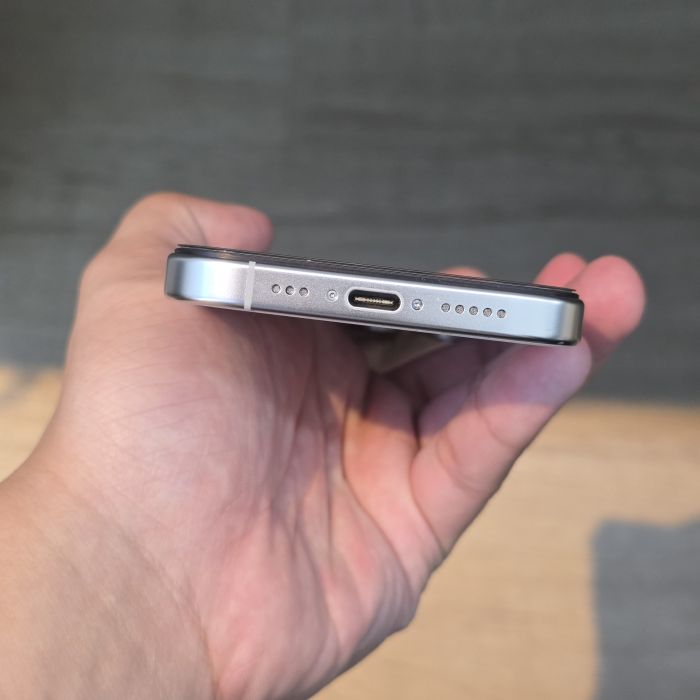 Apple iPhone 16 Pro — photo 4 of 8