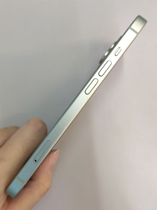 Apple iPhone 15 — photo 3 of 8