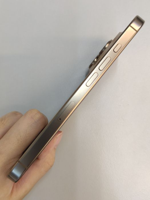 Apple iPhone 16 Pro — photo 3 of 8