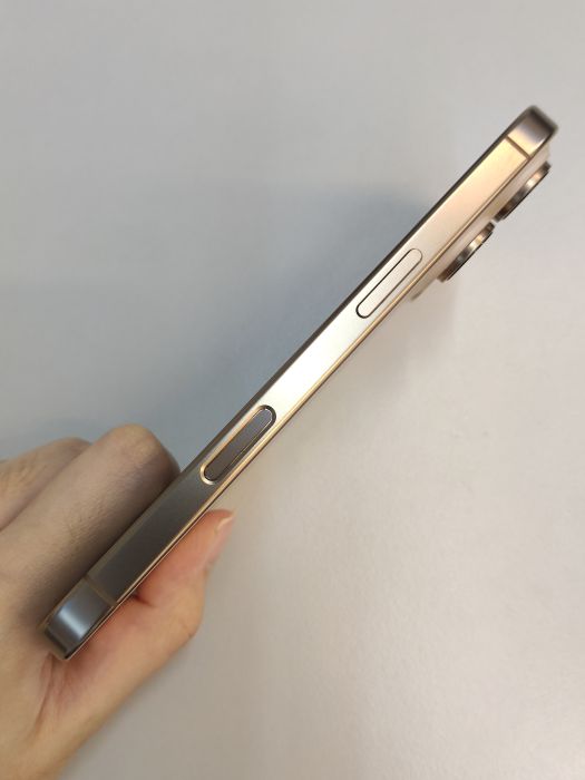 Apple iPhone 16 Pro — photo 4 of 8