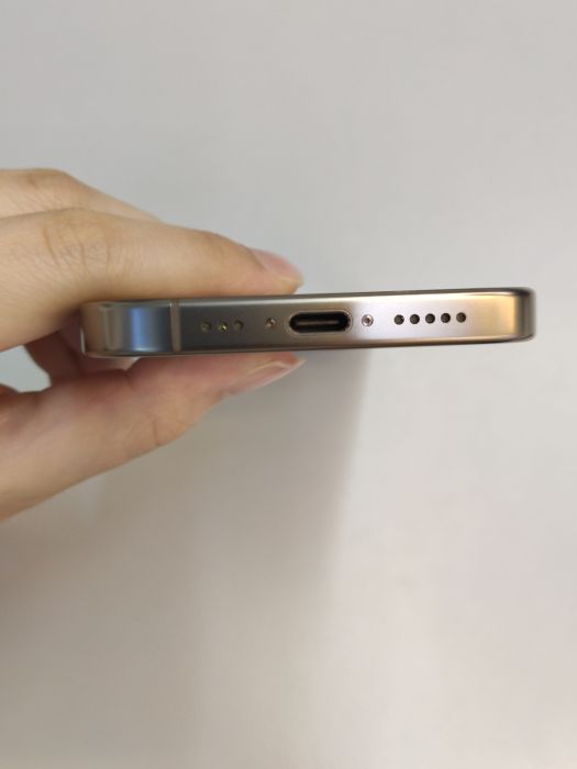 Apple iPhone 16 Pro — photo 5 of 8