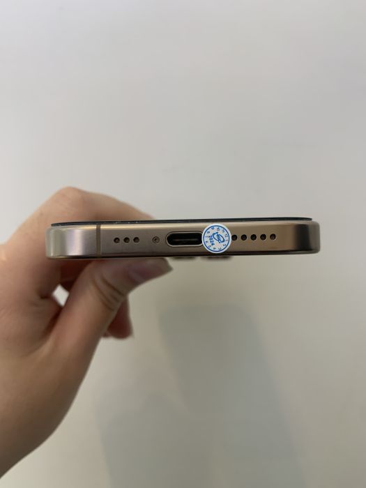 Apple iPhone 16 Pro — photo 4 of 8