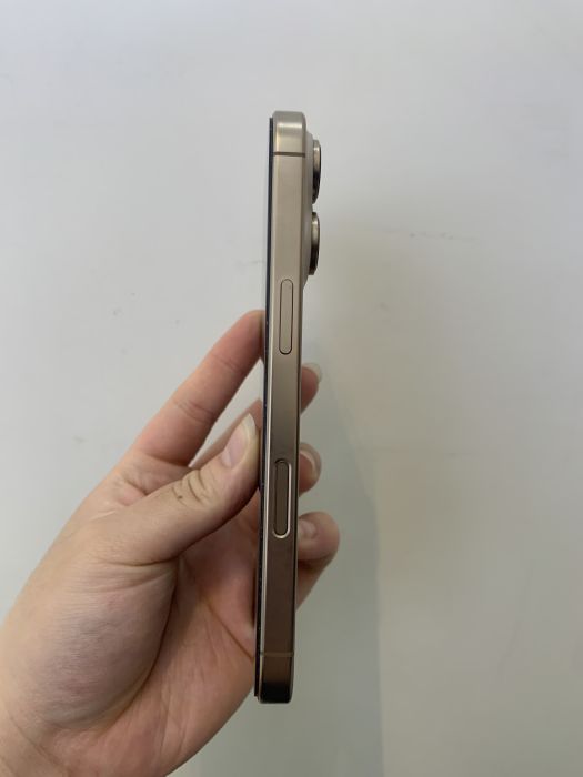 Apple iPhone 16 Pro — photo 6 of 8
