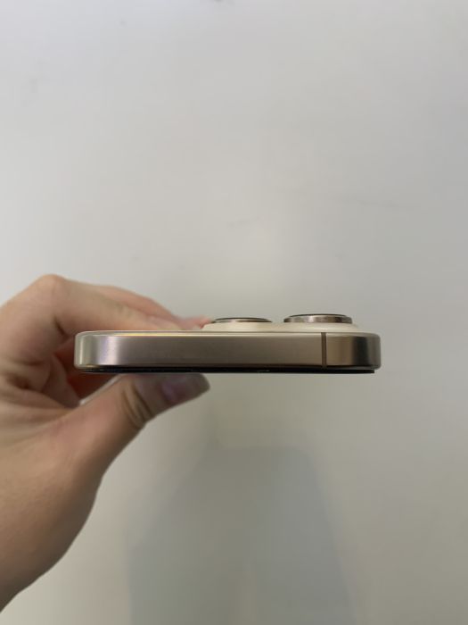 Apple iPhone 16 Pro — photo 7 of 8