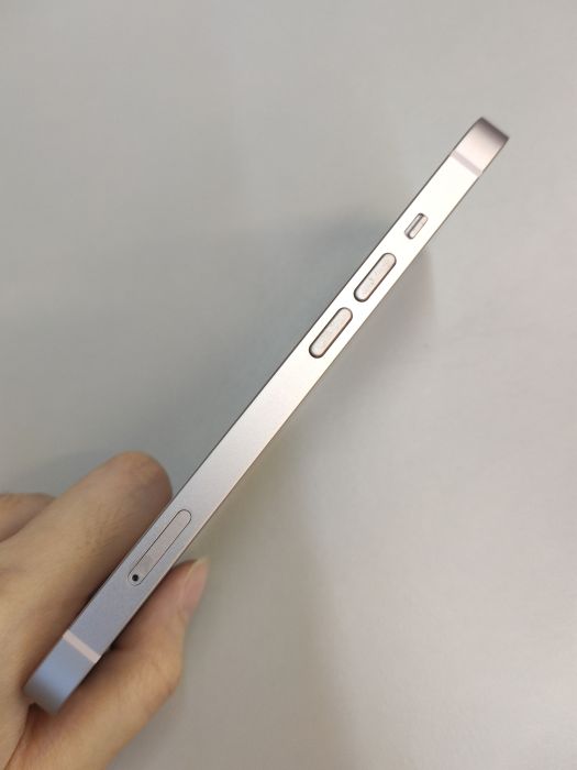 Apple iPhone 13 — photo 3 of 9