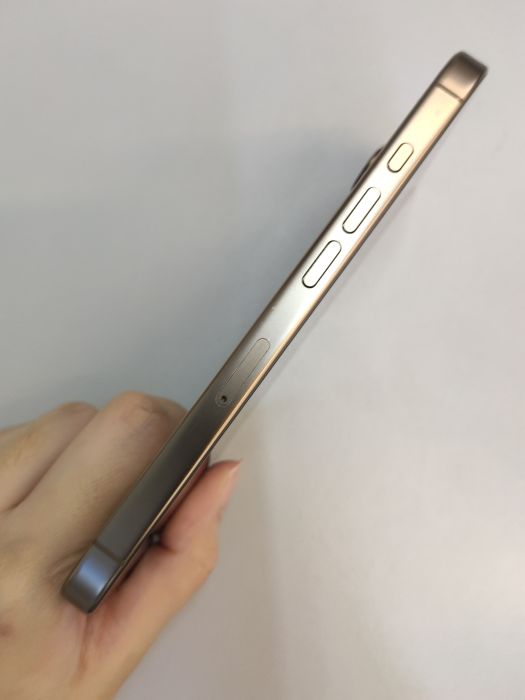 Apple iPhone 16 Pro — photo 3 of 8