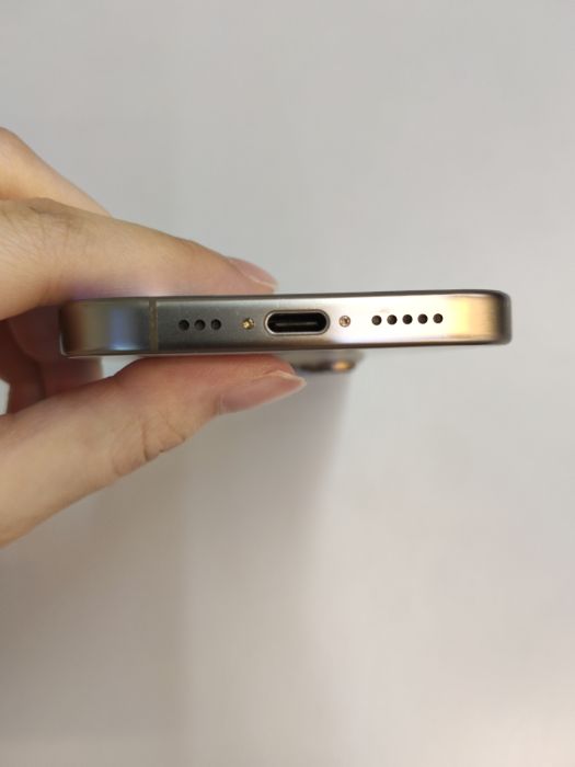 Apple iPhone 16 Pro — photo 5 of 8