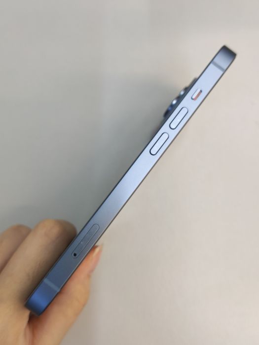 Apple iPhone 14 — photo 3 of 10