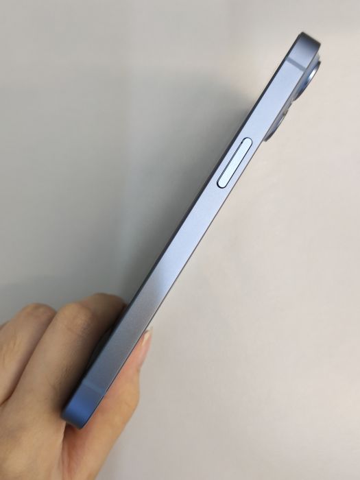Apple iPhone 14 — photo 4 of 10