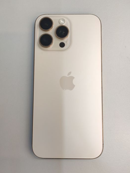 Apple iPhone 16 Pro Max — photo 4 of 10