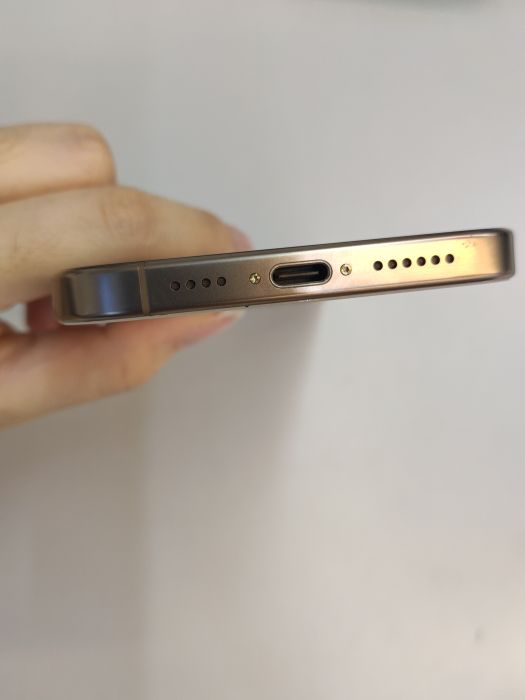 Apple iPhone 16 Pro Max — photo 7 of 10