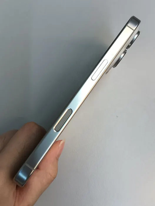 Apple iPhone 16 Pro — photo 3 of 10